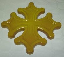 Croix occitane sans boules semi évidée diamètre 24 émaillée jaune