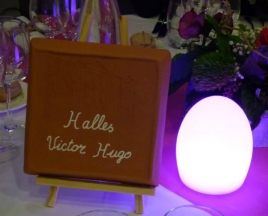 Plaque décorative en terre cuite créée spécialement pour un mariage