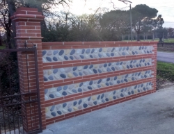 Exemple de mur avec des briques à coller et faux galets de parement