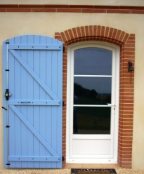 encadrement de porte avec des briques avec feuillure