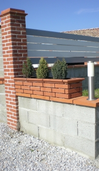 jardinière réalisée avec des mulots perforés 22x5x5 + corniche astragale bâti au dessus